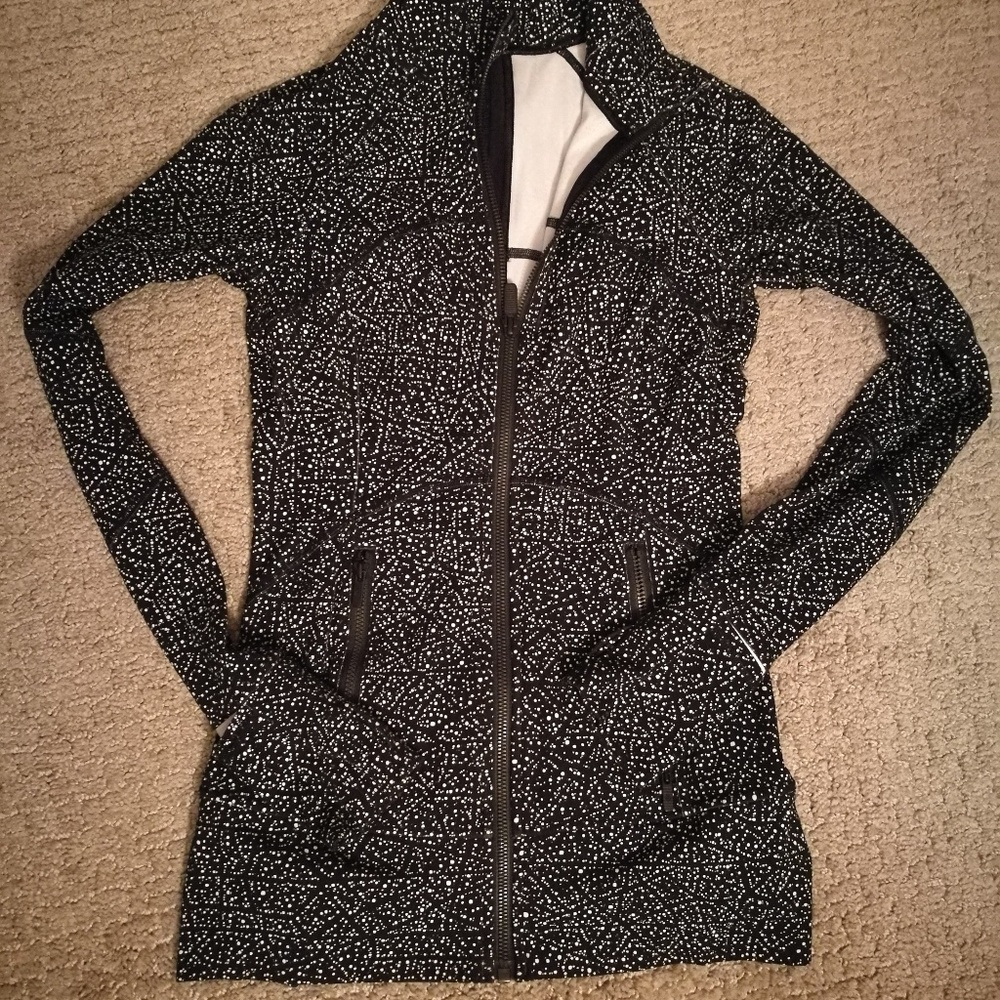 Lululemon contour jacket night view black white 4